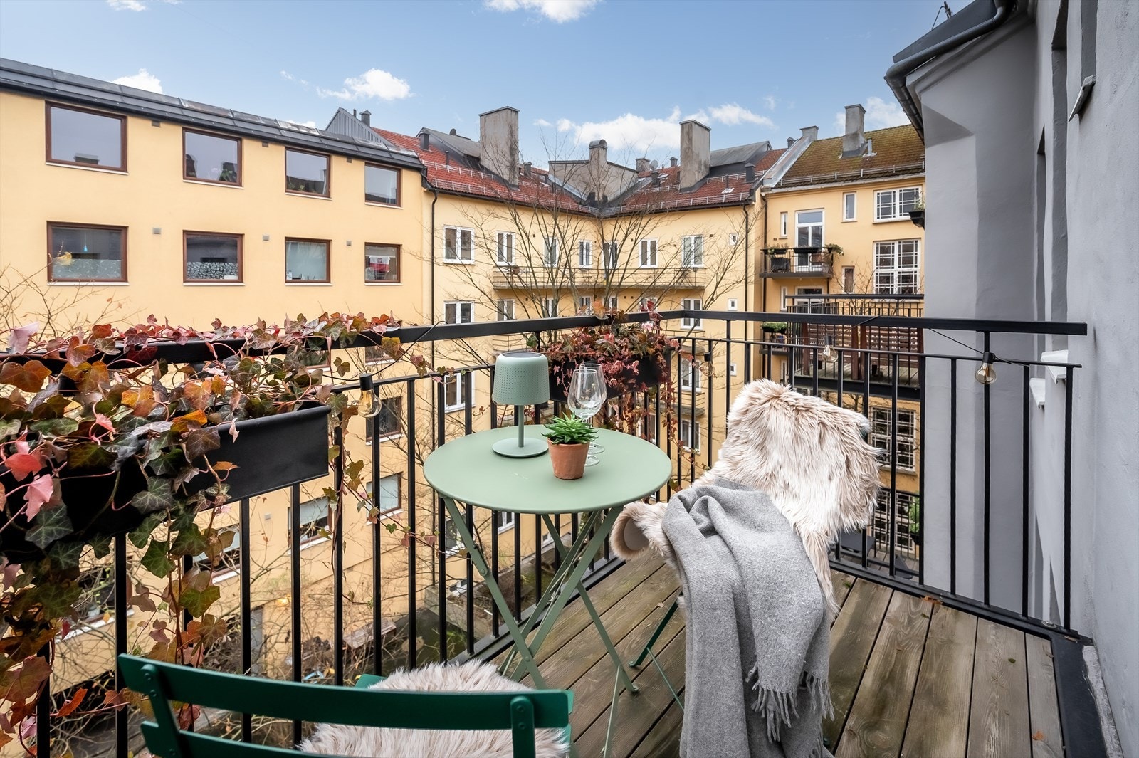 En lys og gjennomgående 3-roms med balkong i toppetasjen. Galleribilde