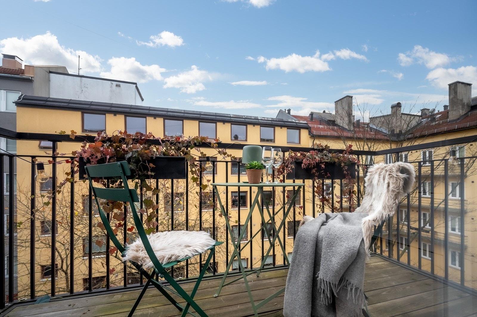 Utgang fra kjøkken til østvendt balkong på ca. 4,2 m². Galleribilde