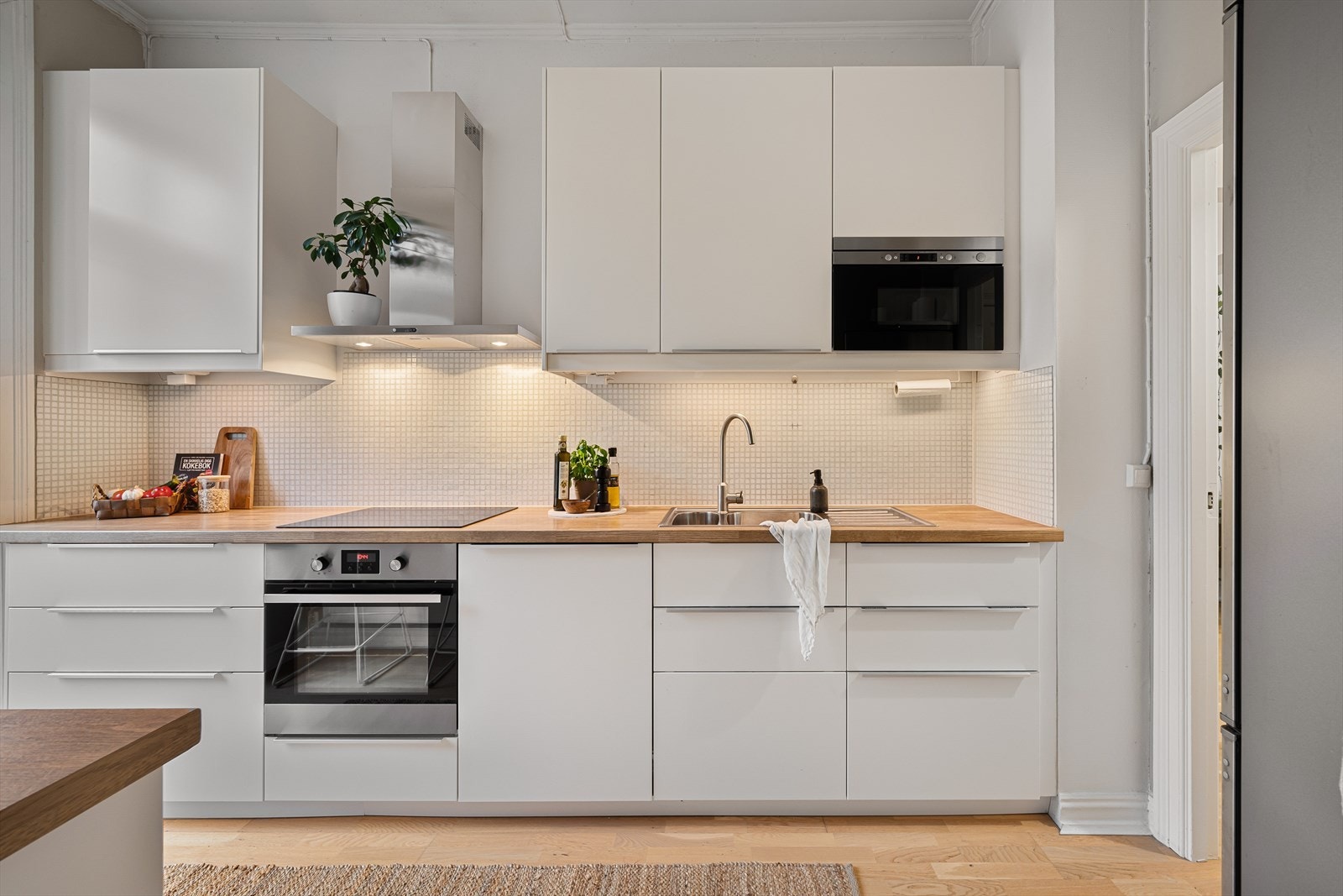 Kjøkkenet holder meget god standard fra 2013, med integrerte hvitevarer. Galleribilde