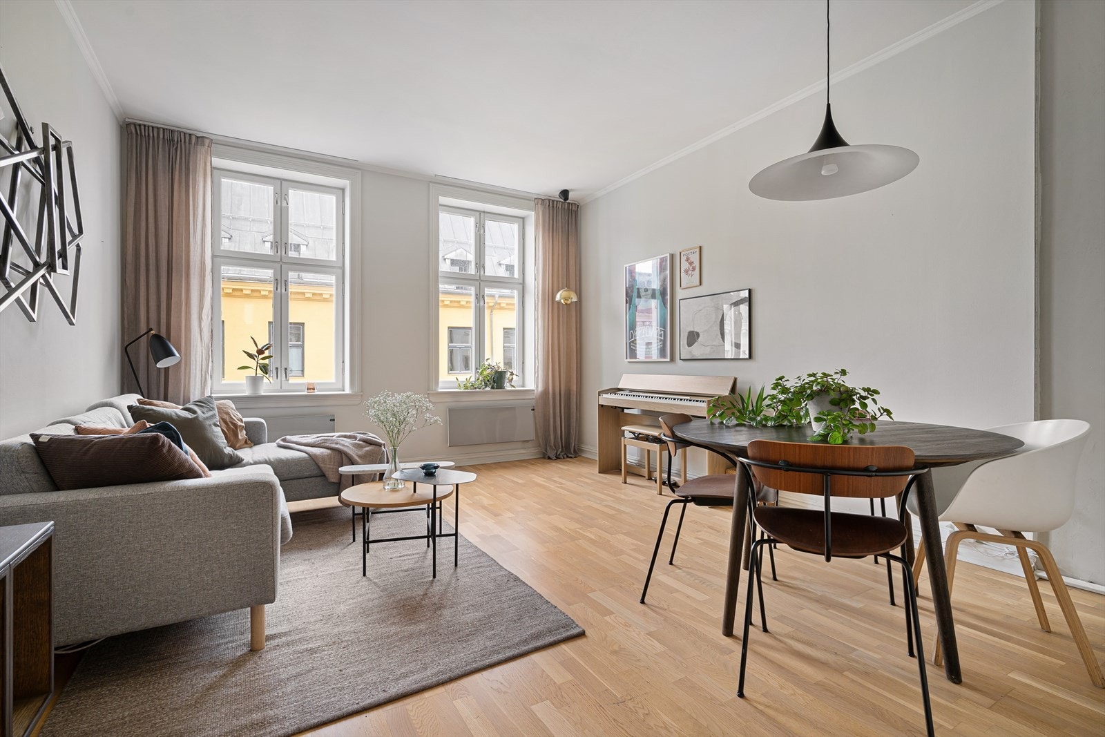 Den romslige stuen er perfekt for både avslapning og sosiale sammenkomster, med god plass til både sofa og spisebord. Galleribilde