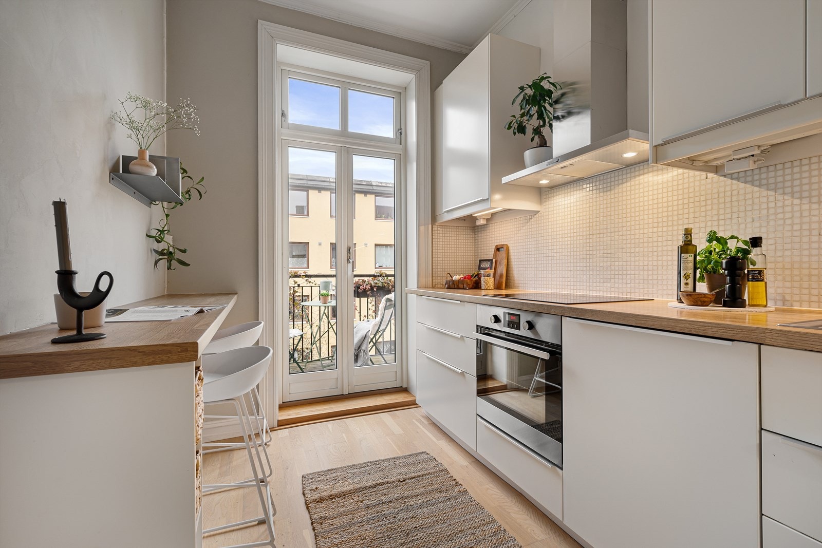 Fra gangen har du et pent separat kjøkken med utgang til balkong. Galleribilde