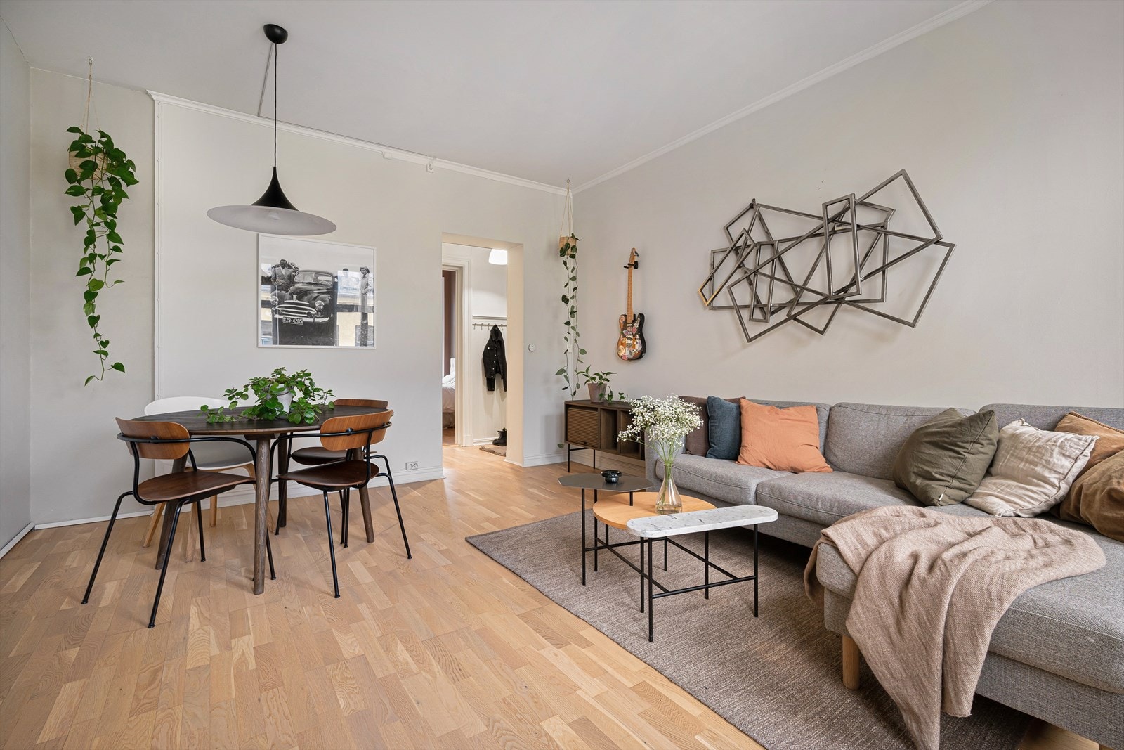 Leiligheten er malt i tidsriktige farger hvilket gjør det enkelt å innrede etter. Galleribilde