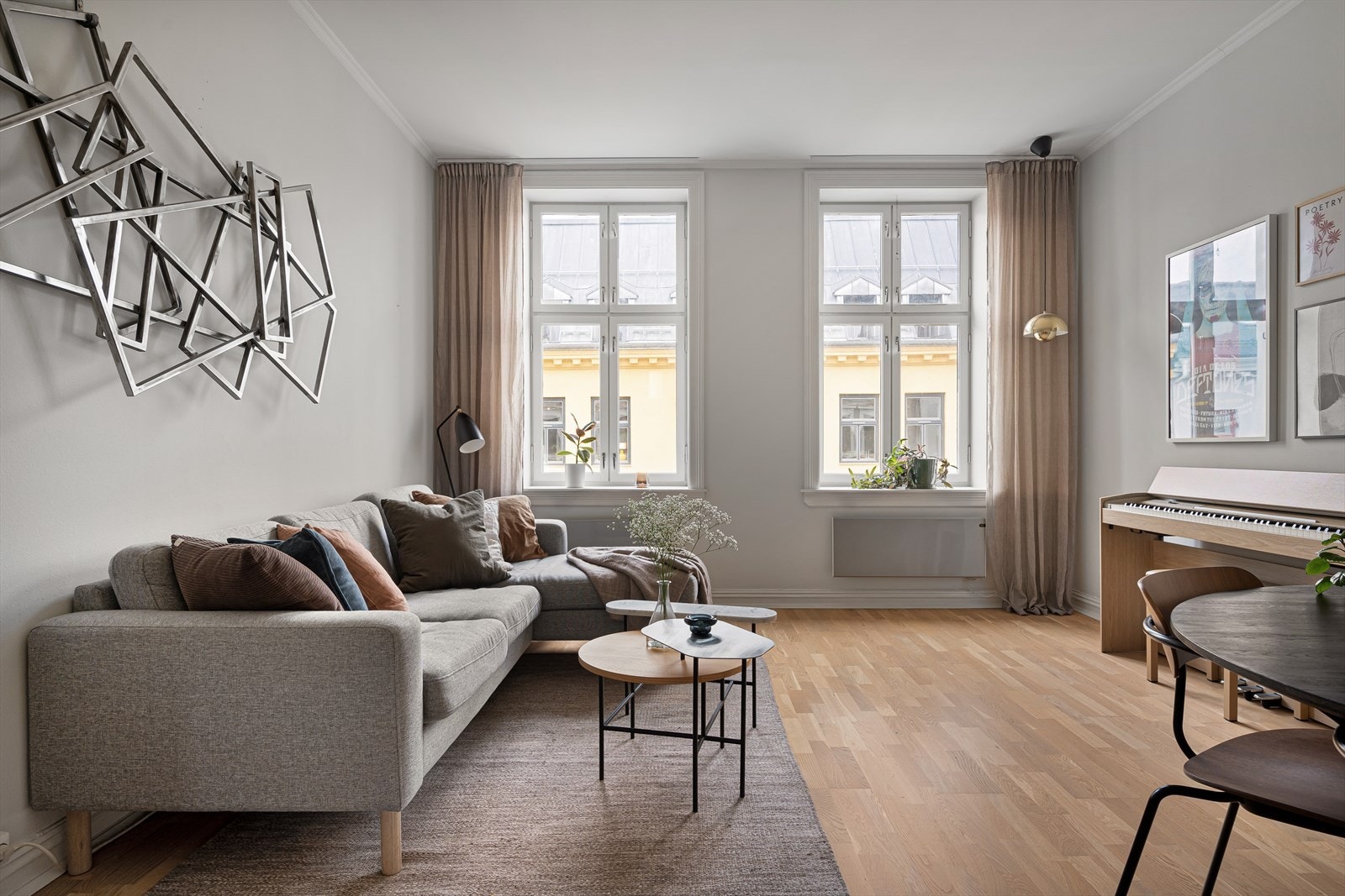 De store klassiske vindusflatene slipper inn rikelig med naturlig lys, som fremhever en god atmosfære i leiligheten. Galleribilde