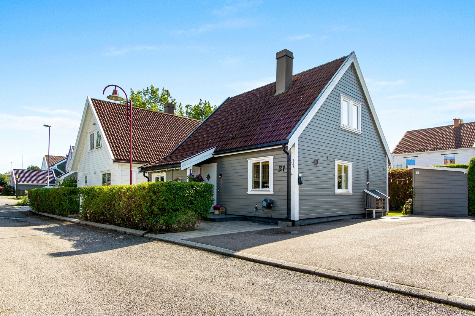Parkering til 2 biler i oppkjørsel Galleribilde