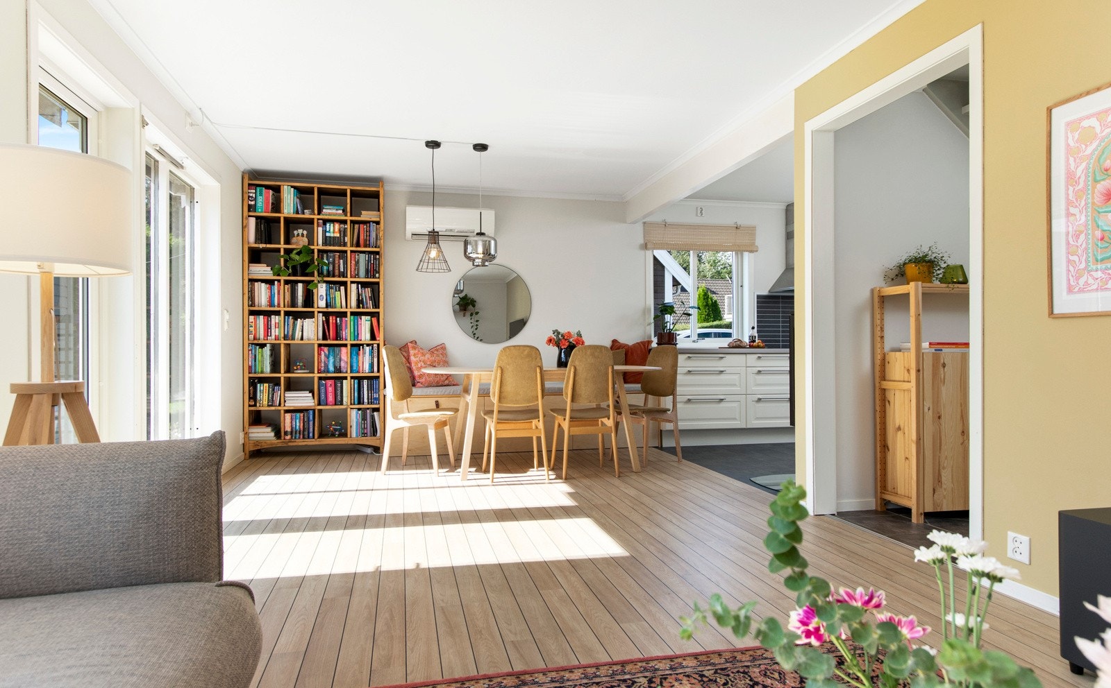 I stuen har man god plass til både salongen og langbord Galleribilde
