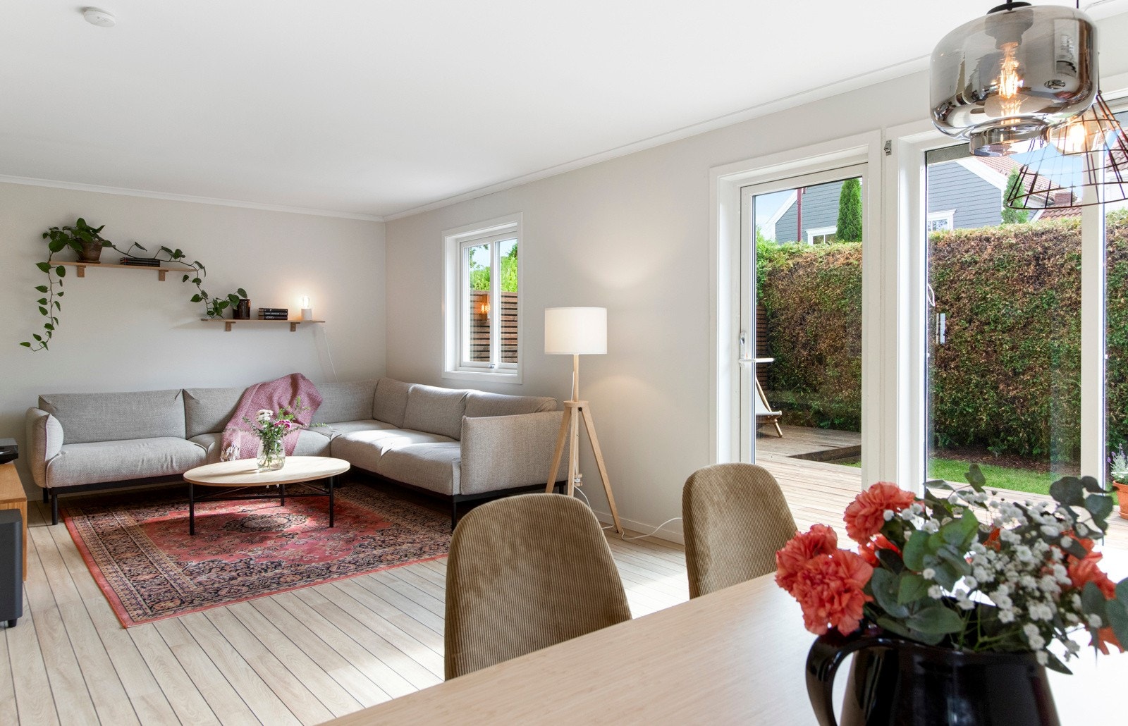 Vi går inn fra terrassen til stuen Galleribilde