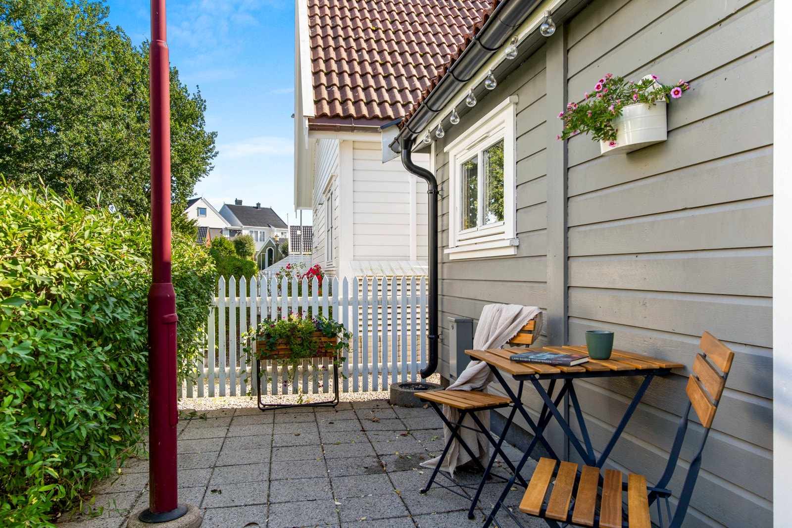 En koselig usjenert plass med morgensol Galleribilde