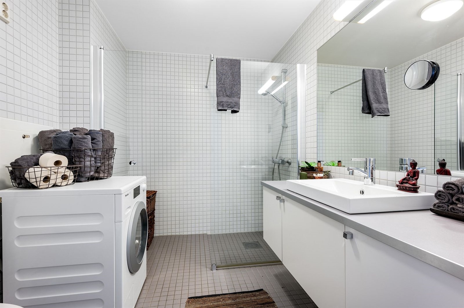 Flislagt og flott baderom med WC Galleribilde