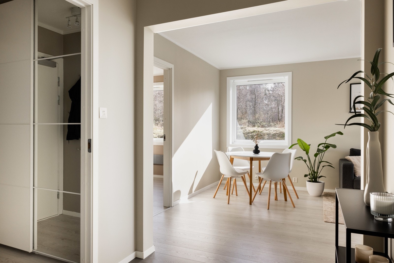 Velkommen inn, fra entréen forgrener leiligheten seg naturlig ut til øvrige rom. Galleribilde