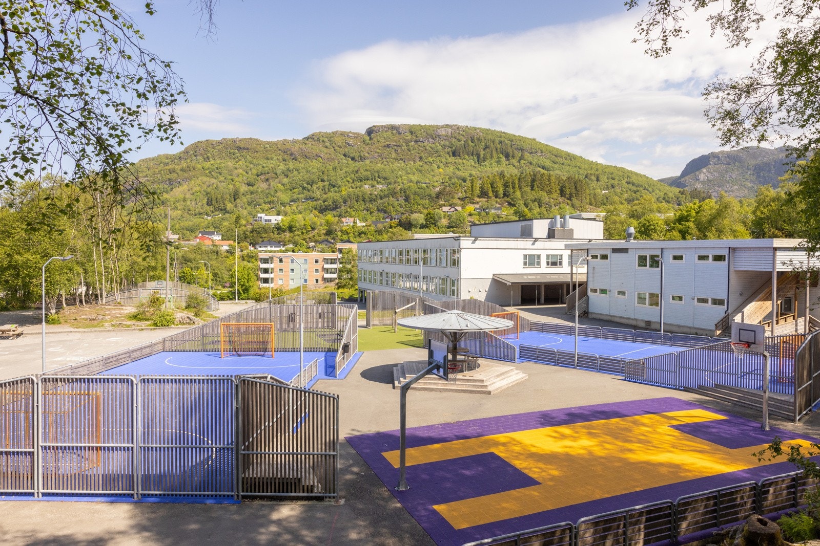 Mjølkeråen skole med kort gangavstand. Galleribilde