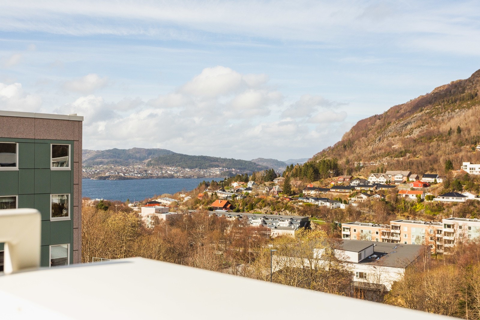 Fra balkongen har man flotte sol og utsiktsforhold. Galleribilde