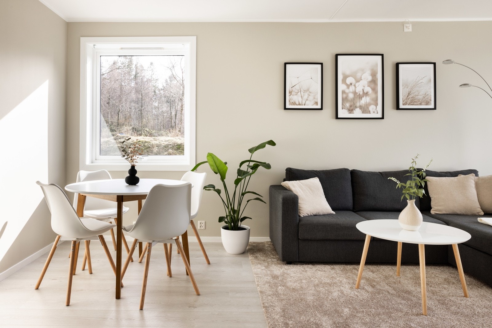 Stuen har plass til både spisegruppe og sofagruppe. 1-stavs laminat slettemalte vegger og tak. Galleribilde