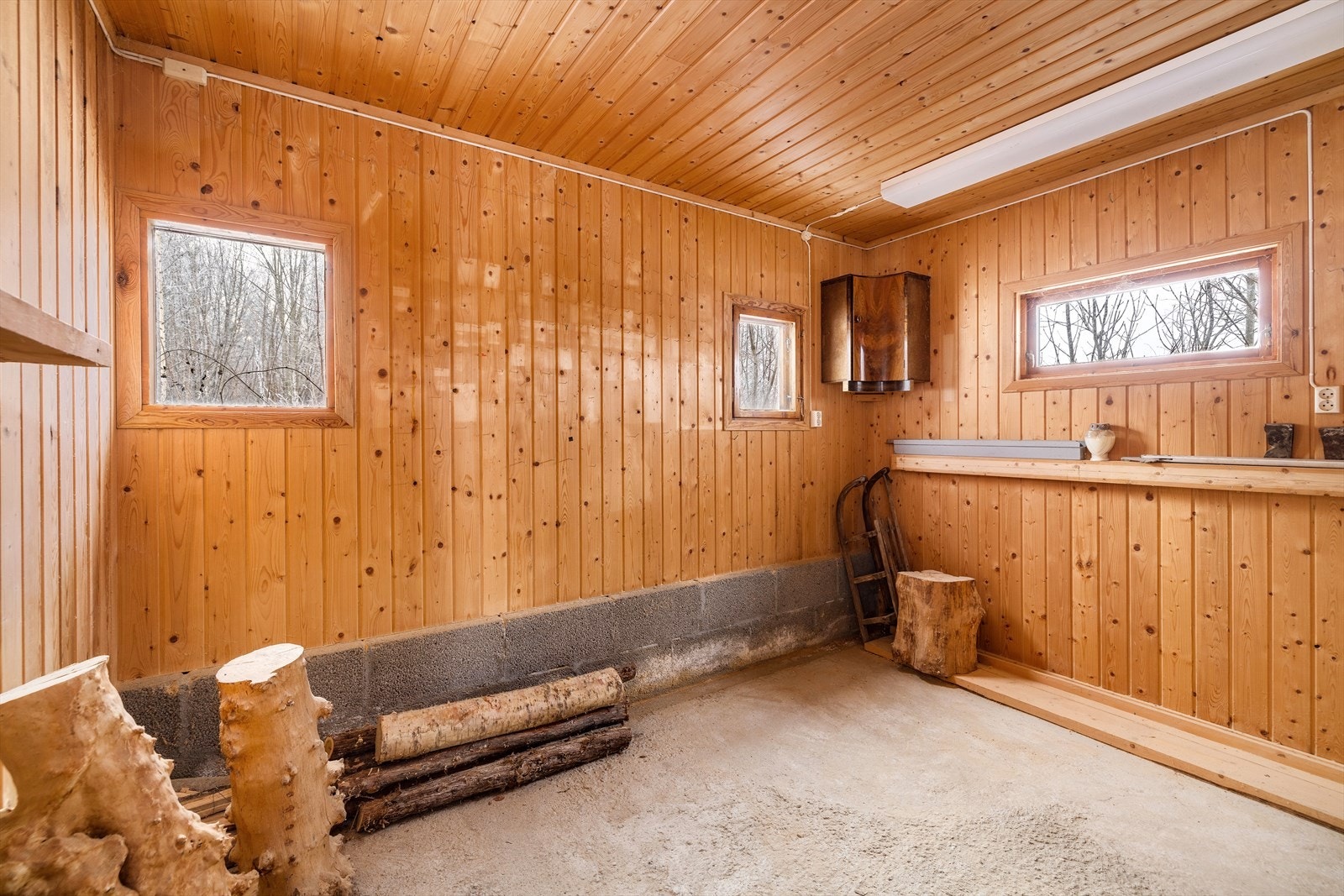 Et innredet hobbyrom ved siden av garasjen. Galleribilde