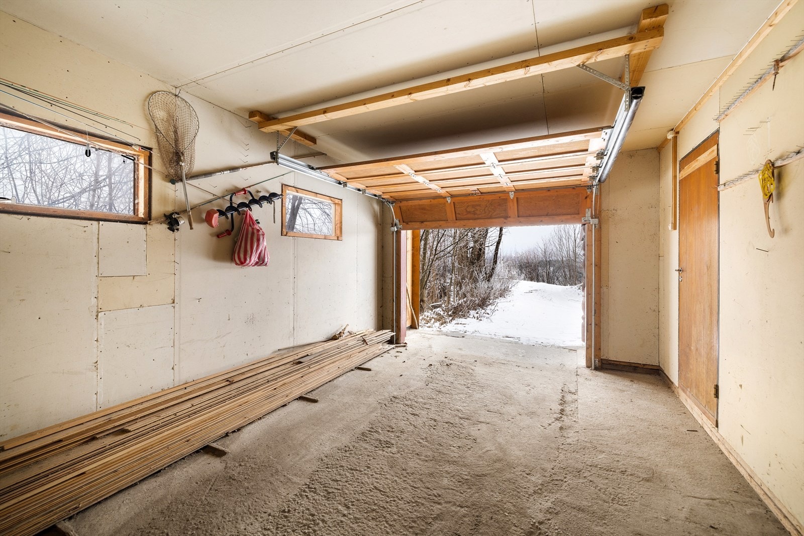 Fra garasjen er det dør inn til hobbyrommet. Galleribilde