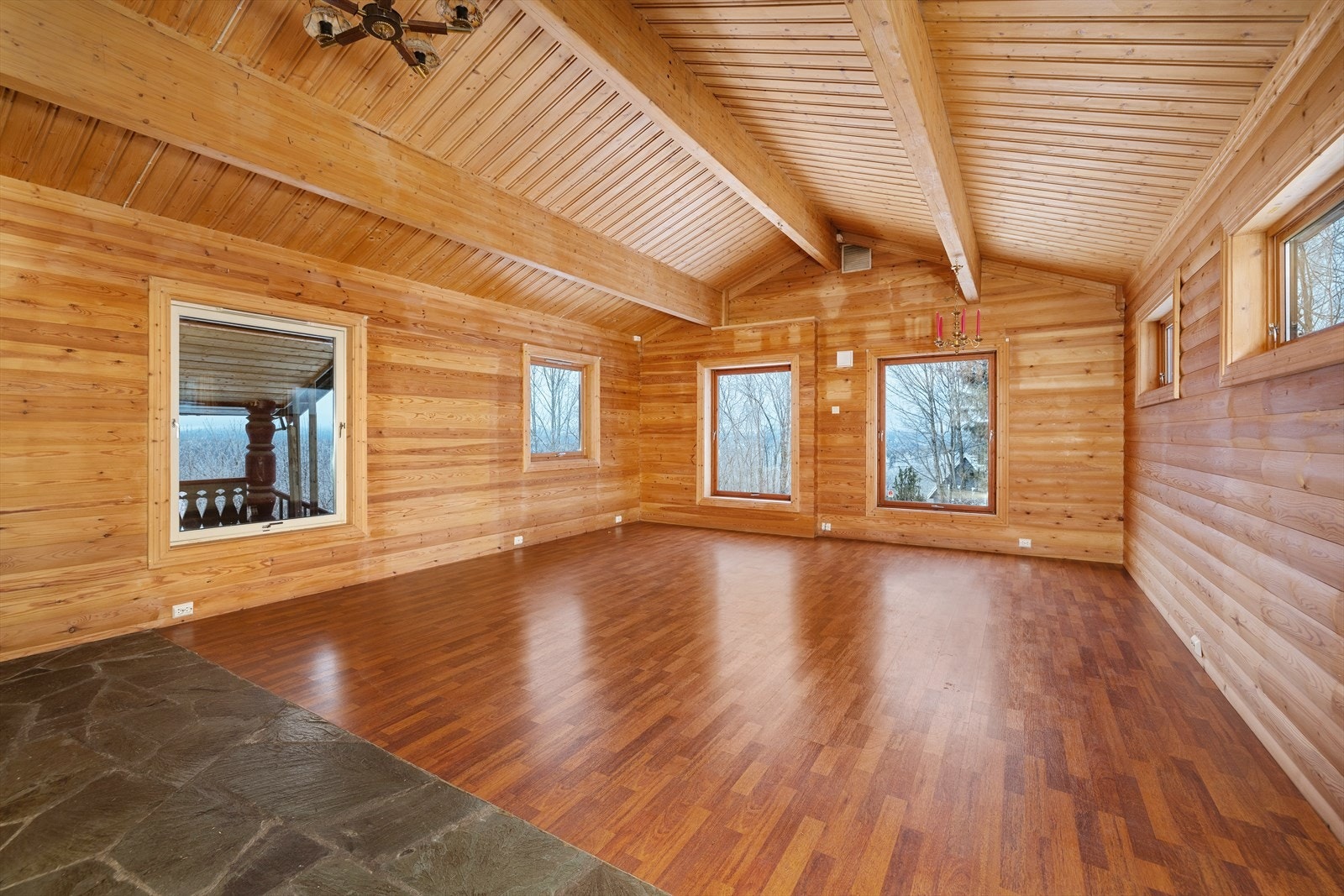 Boligen fikk en tilbygget stue i ca. 2000 med røstet himling. Galleribilde