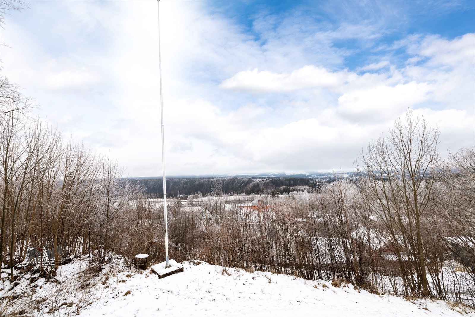 Eiendommen har flaggstang og ikke mist fin utsikt i landlige omgivelser. Galleribilde