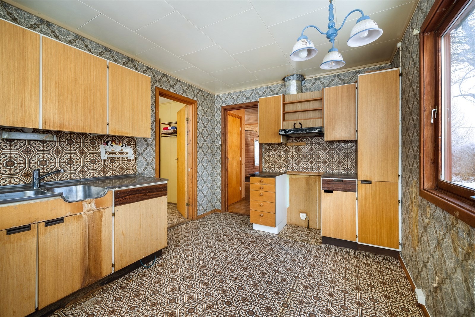 Kjøkken fra byggeår og modent for utskiftning. Galleribilde