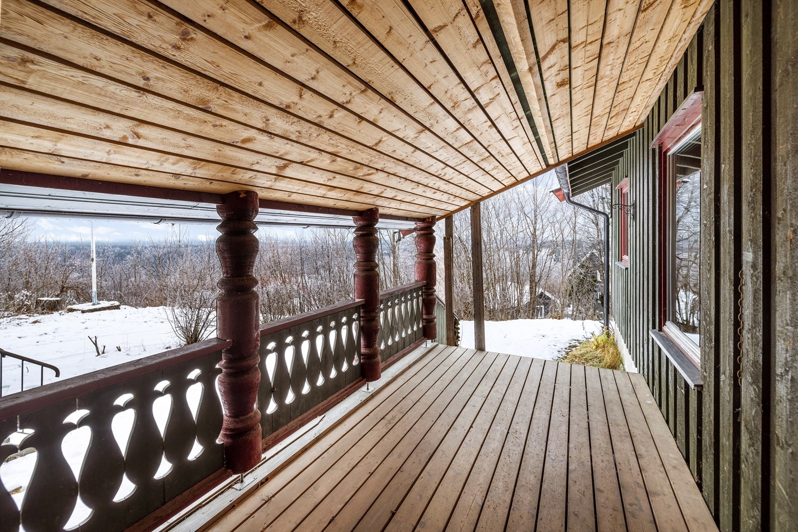 Overbygget terrasse utenfor stue. Galleribilde