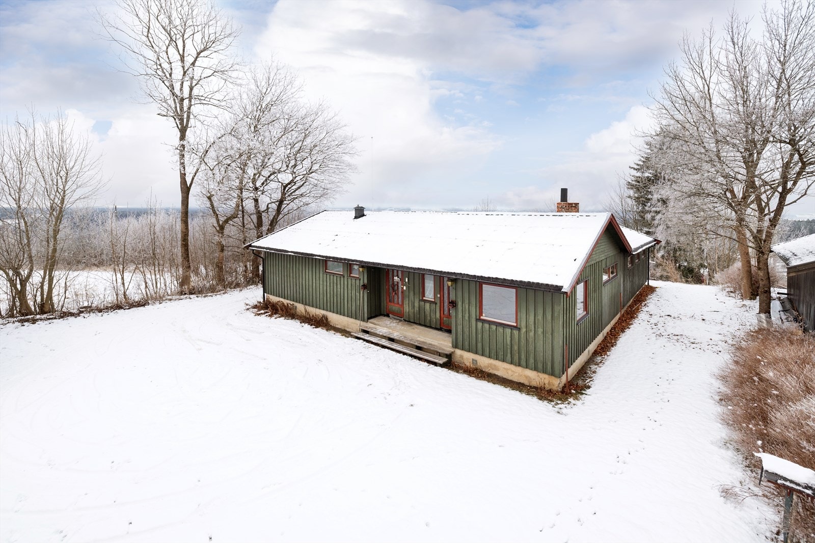 Eiendommen ligger høyt og fritt med utsyn vestover. Gode Solforhold. Galleribilde