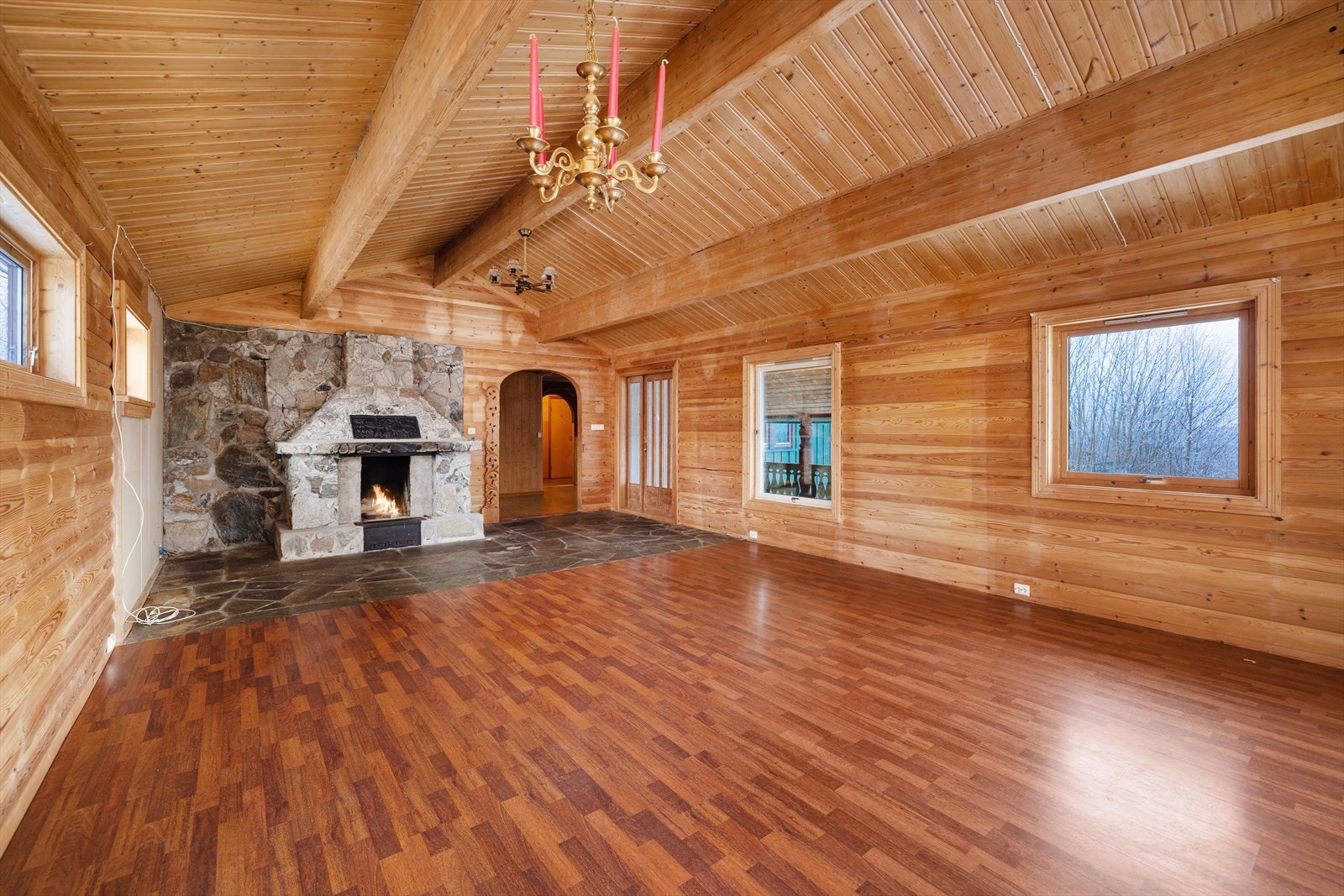 Storstue eller "gildehall" om du vil åpner for muligheten for store selskaper. Utgang til overbygget terrasse. Galleribilde