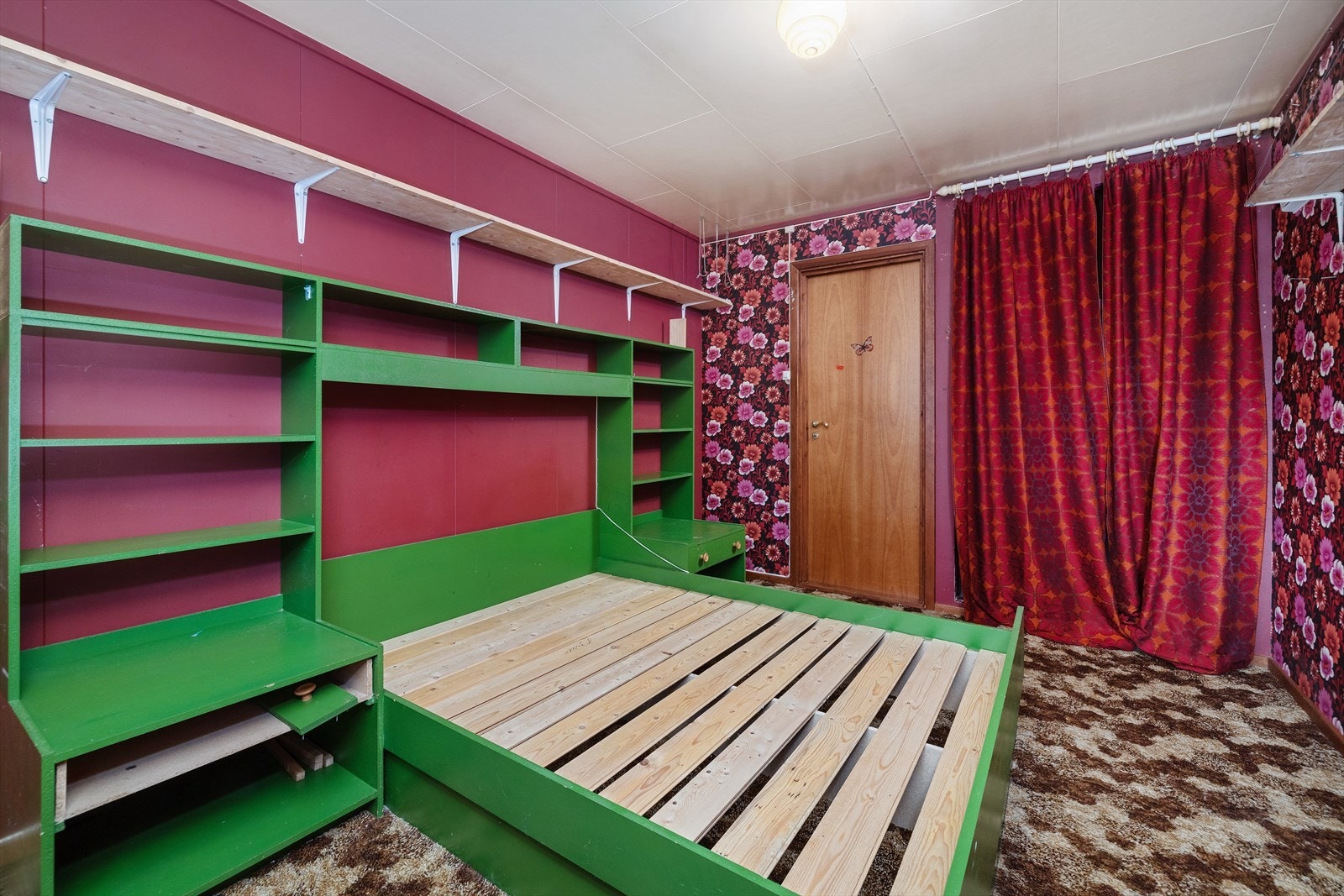 Et "fargeglad" hovedsoverom med garderobenisje :) Galleribilde