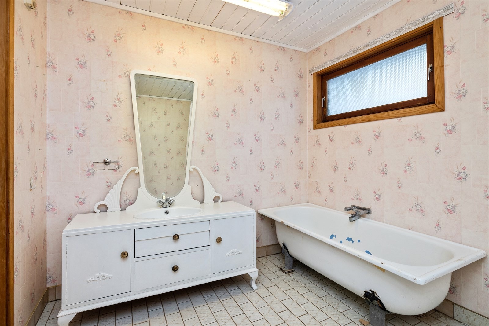 Badet har god størrelse og kan absolutt bli et fint bad. Galleribilde