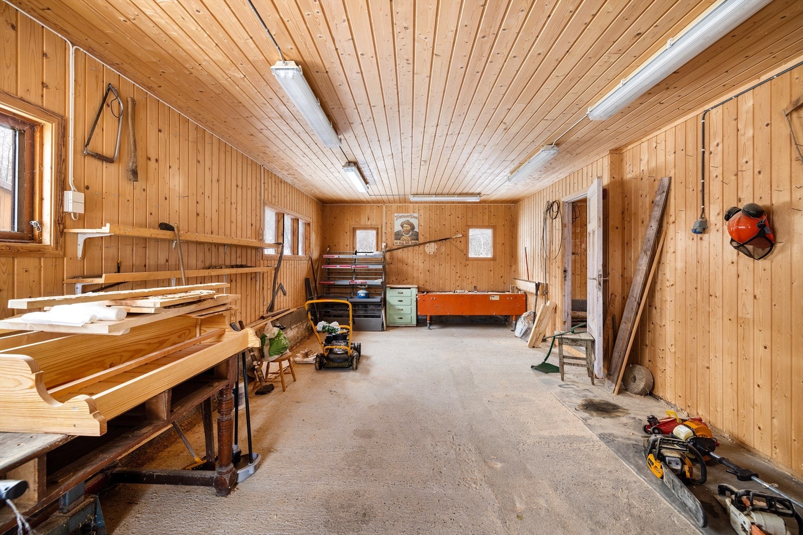 Innenfor garasjen befinner dette store fine snekkerverkstedet seg. Galleribilde