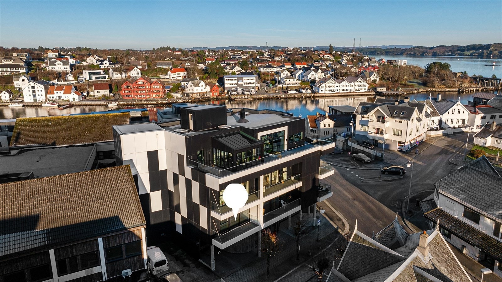 Leiligheten har en herlig beliggenhet midt i hjertet av Kopervik med kort gangavstand til det aller meste byen kan tilby Galleribilde