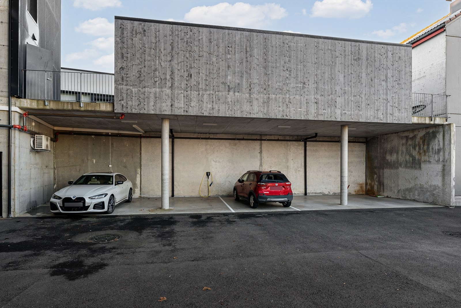 Det medfølger en egen overbygd parkeringsplass hvor det er lagt opp trekkrør til elbillader Galleribilde