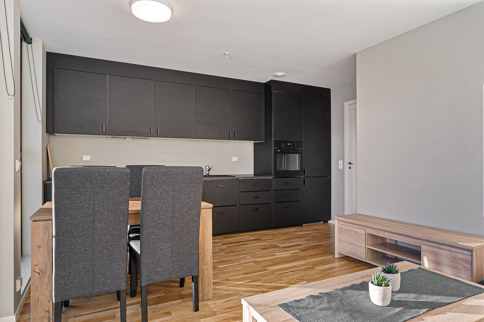 Alt som er i leiligheten medfølger i handelen (bl.a sofa med bord, spisebord med stoler, vaskemaskin, tørketrommel og dobbelseng) Galleribilde