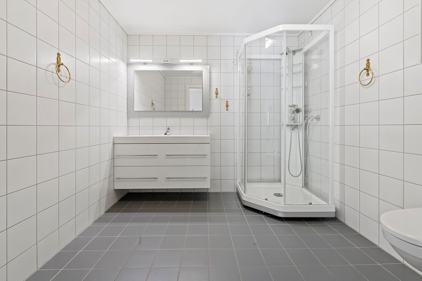 Pent flislagt bad med gulvvarme. Det er eget vaskerom Galleribilde