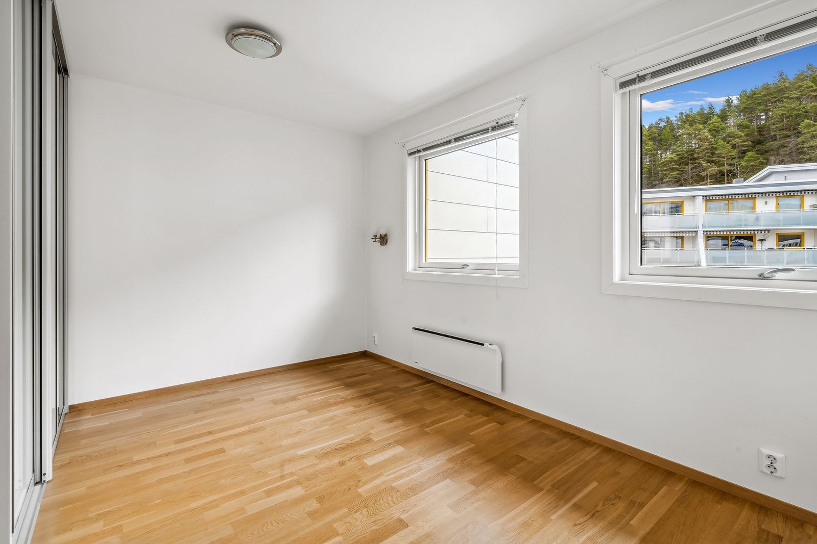 Begge soverommene har garderobeskap og plass til dobbeltseng Galleribilde