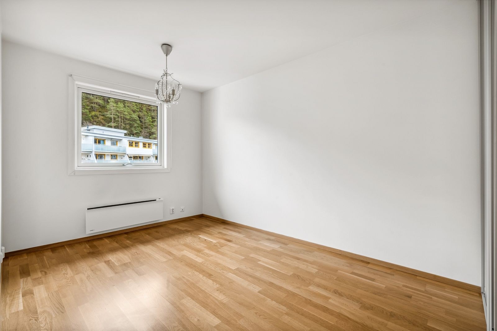 Begge soverommene har garderobeskap og plass til dobbeltseng Galleribilde