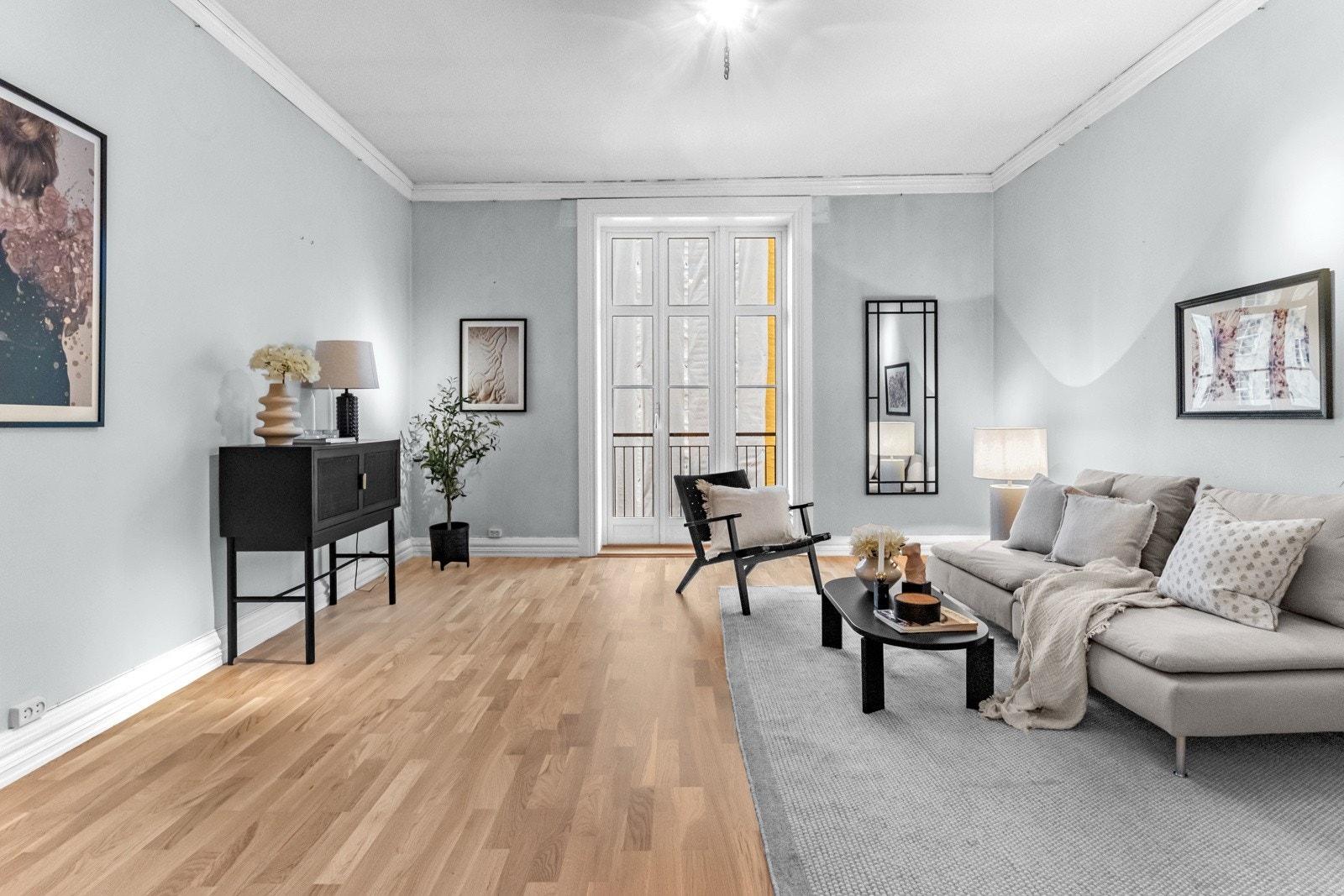Romslig og luftig stue Galleribilde