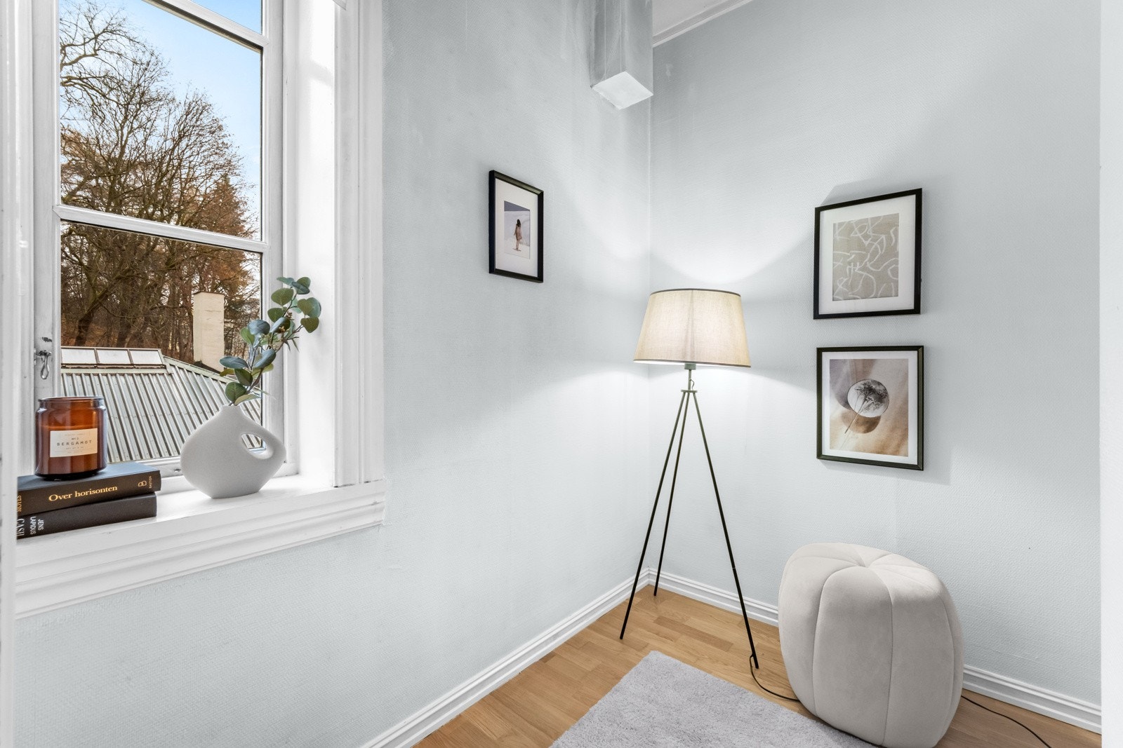 Leiligheten har et lite, praktisk rom som fint kan gjøres om til et soverom Galleribilde