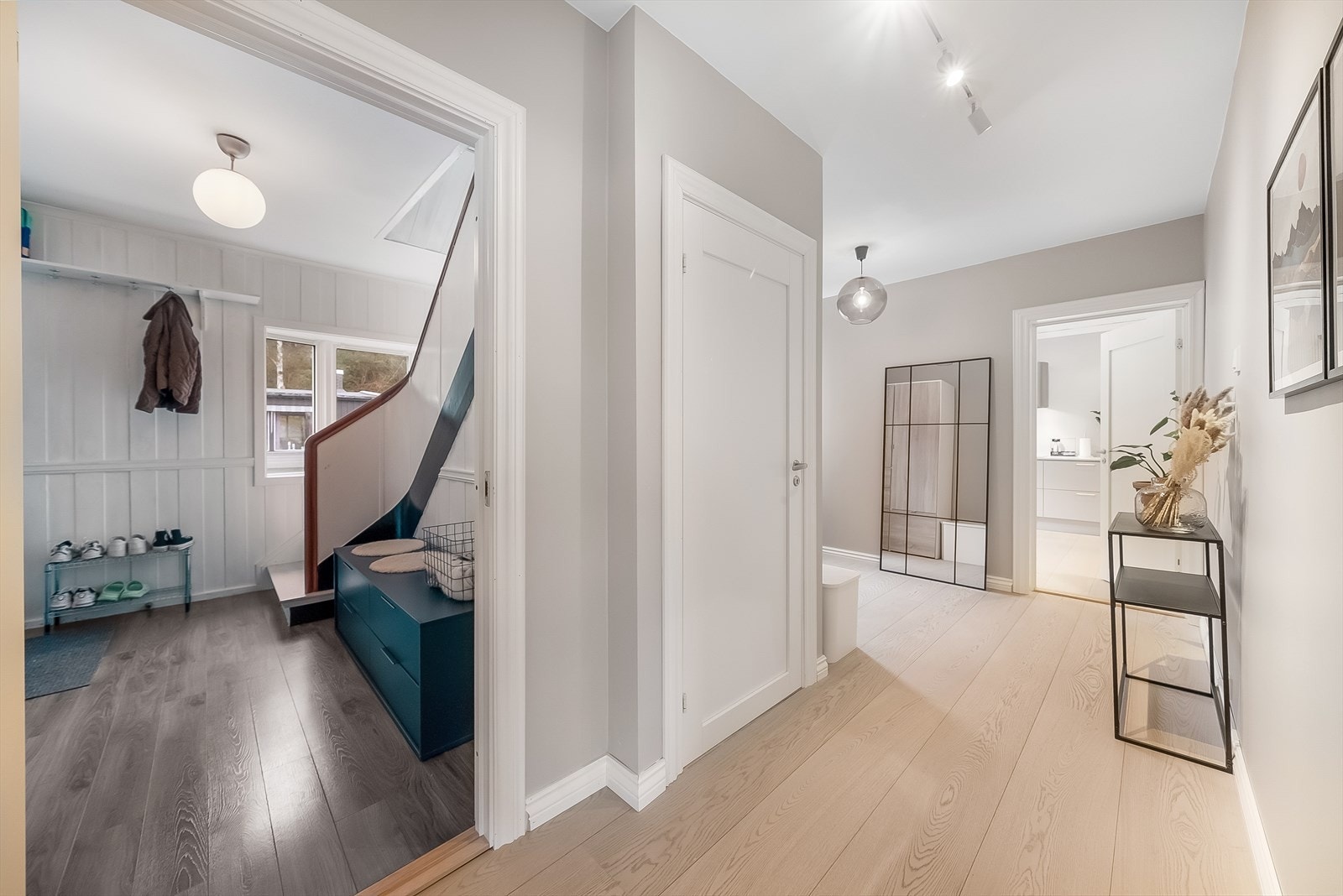 Inngangspartiet fører videre til en mellomgang. Galleribilde