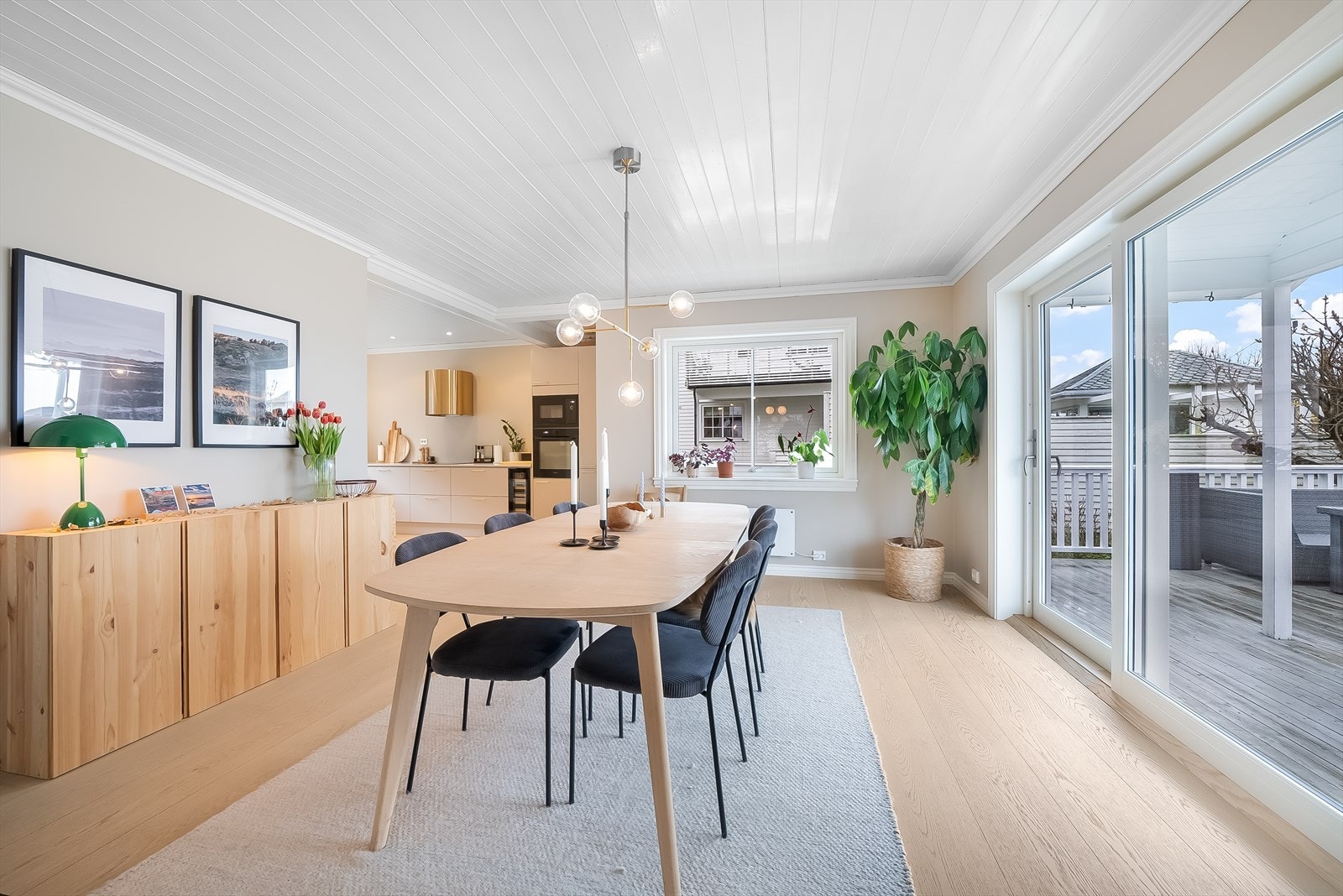 God plass til langbord i spisestua. Stor skyvedør ut til en solrik terrasse. Galleribilde