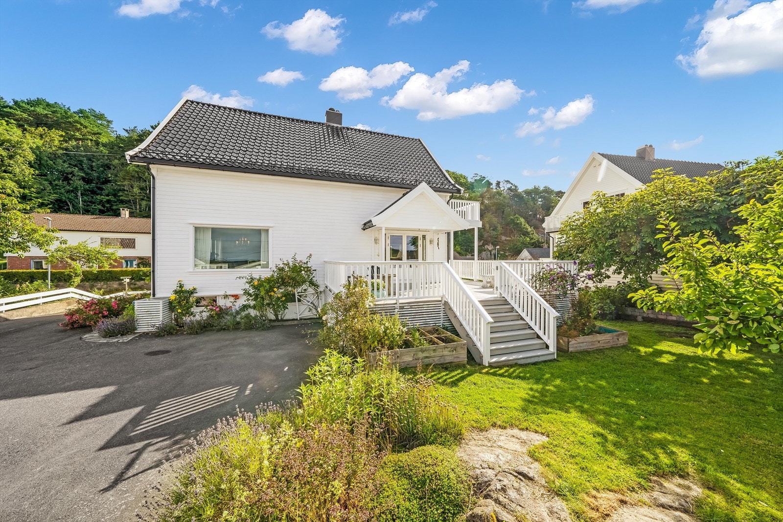 Solrik og lun tomt med boltreplass. Galleribilde