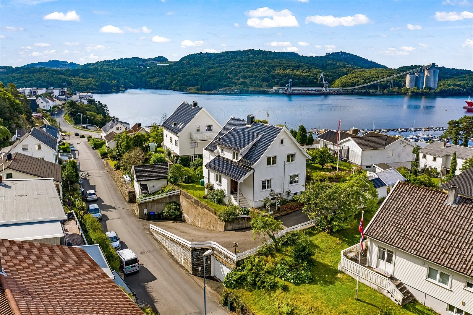 Eiendomsmegler MNEF Anita Cecilie Gabrielsen ønsker velkommen til Skipperveien 28! Galleribilde