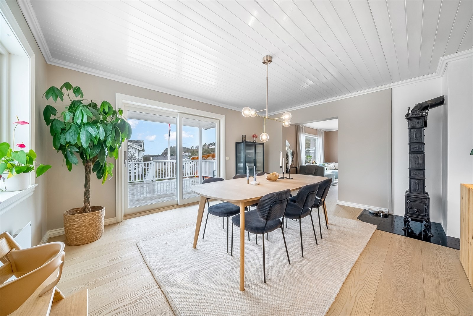 Den nostalgiske vedovnen i spisestuen er en pent blikkfang. Ovnen er ikke i bruk. Galleribilde