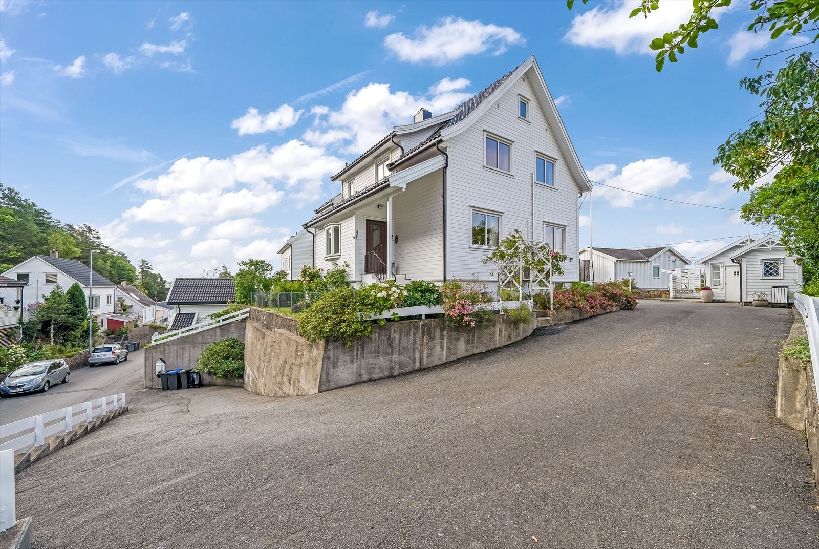 Fint beliggende bolig med pent opparbeidet hage. Galleribilde