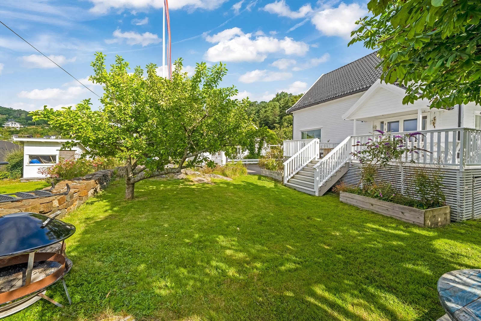 På baksiden av huset har man god boltreplass for liten og stor. Galleribilde