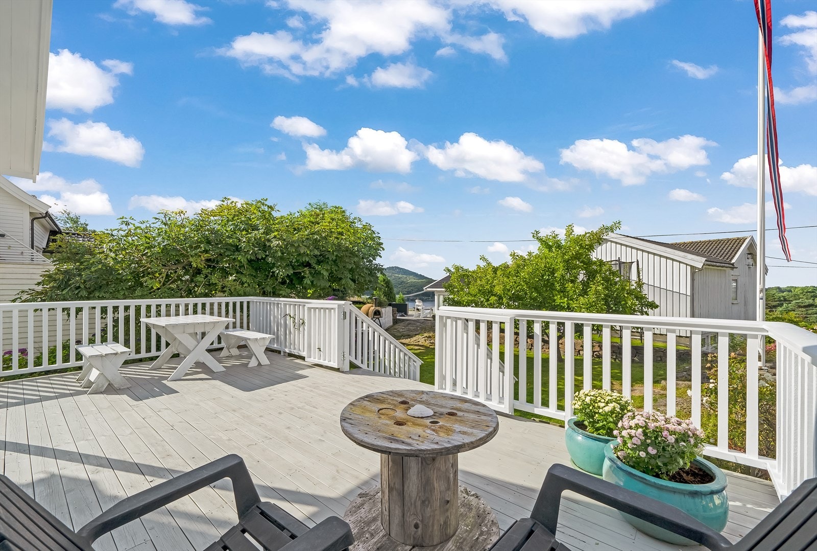 Stor terrasse hvor man kan nyte sola store deler av dagen. Galleribilde