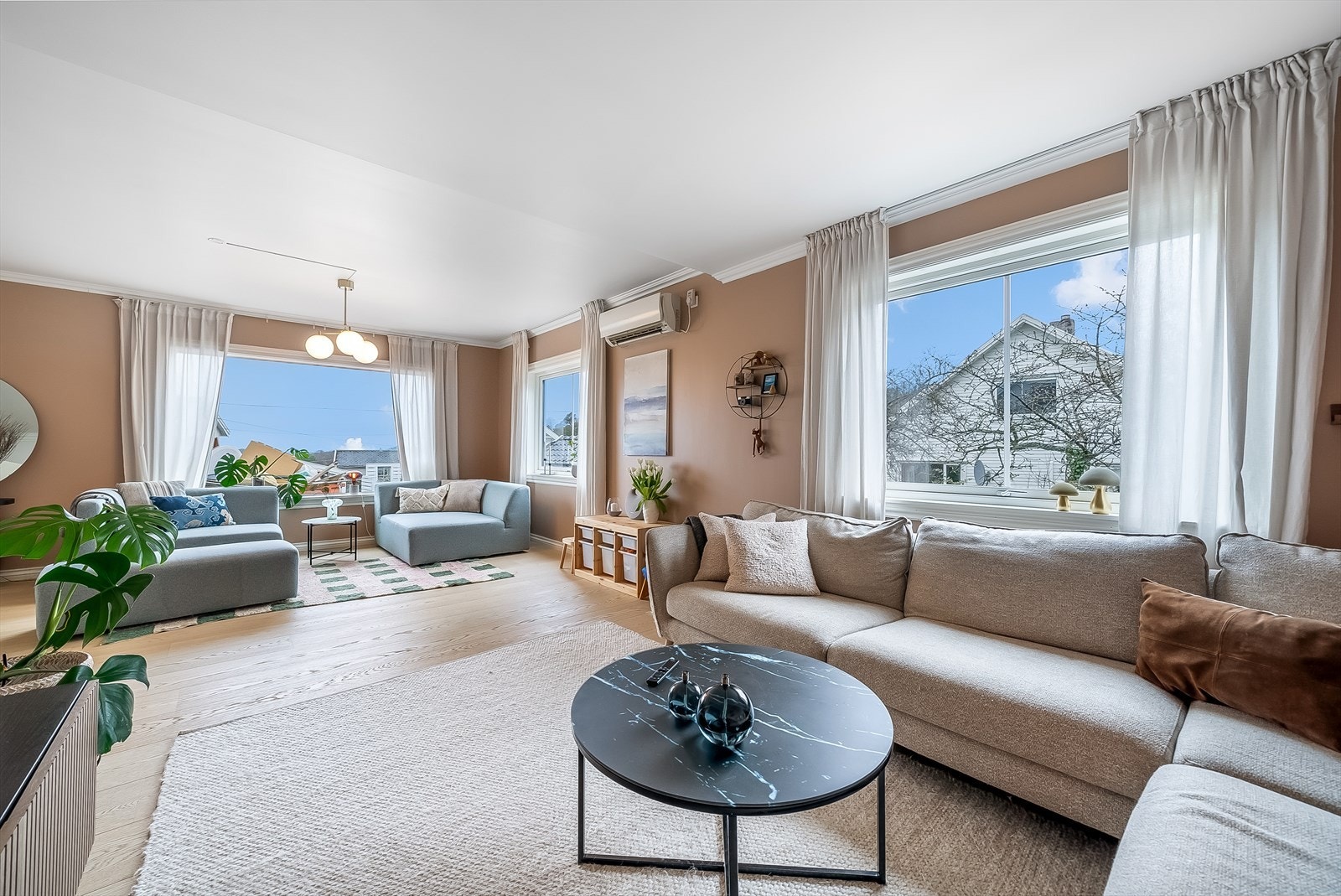 Delikat innredet stue med gode vindusflater for godt lysinnslipp og varmepumpe. Galleribilde