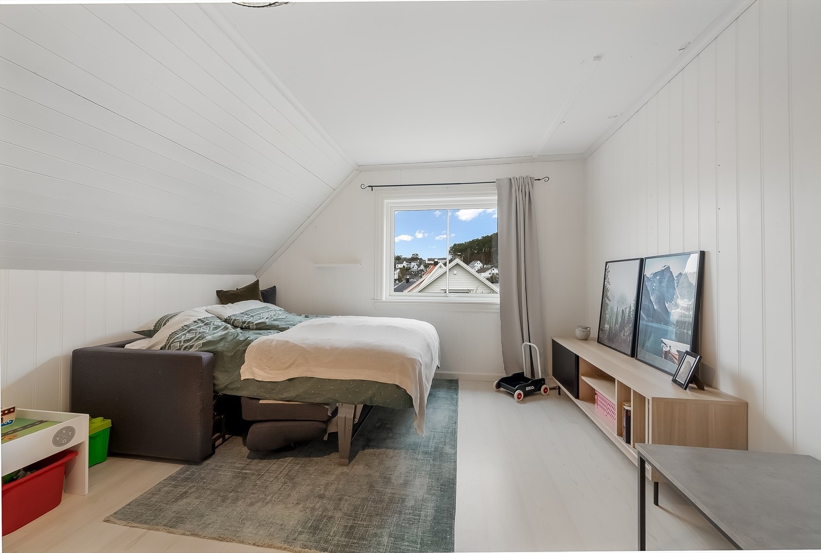 Soverom/tv-stue i 2. etasje. Galleribilde