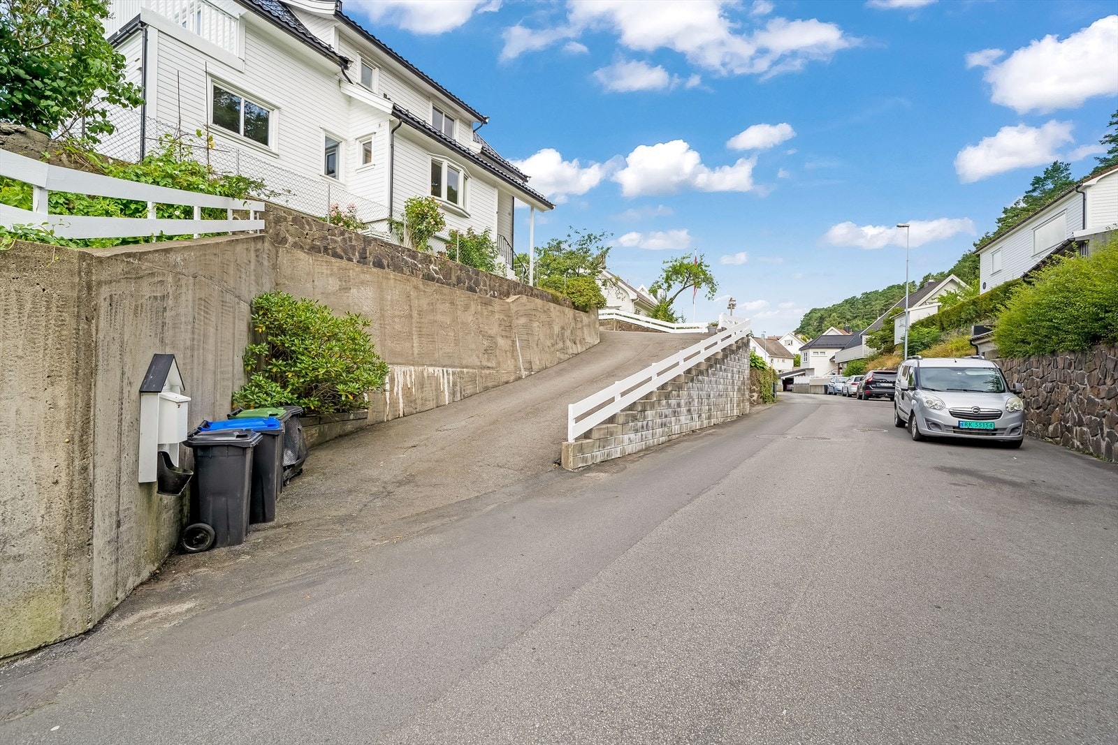 Oppkjøring til eiendommen. Garasjen ligger under på gateplan. Galleribilde