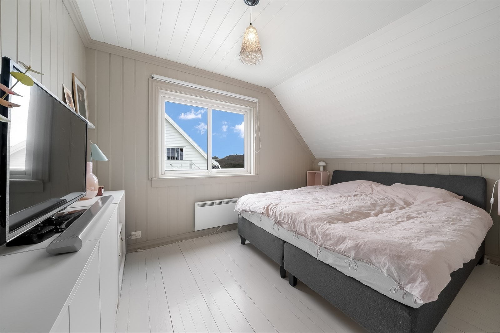 Stort hovedsoverom i 2. etasje med walk-in-closet. Galleribilde