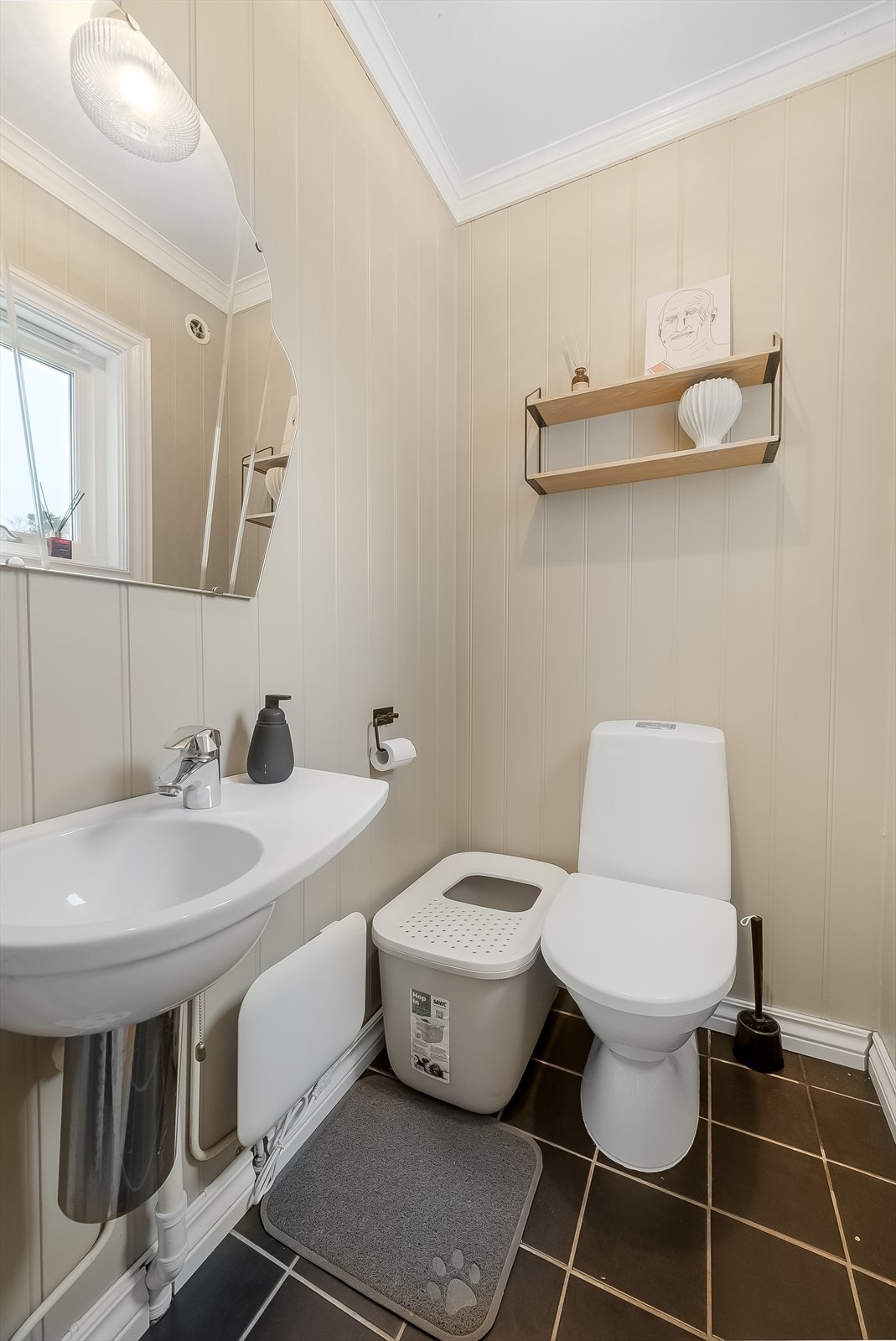 Praktisk toalettrom i 1. etasje. Galleribilde