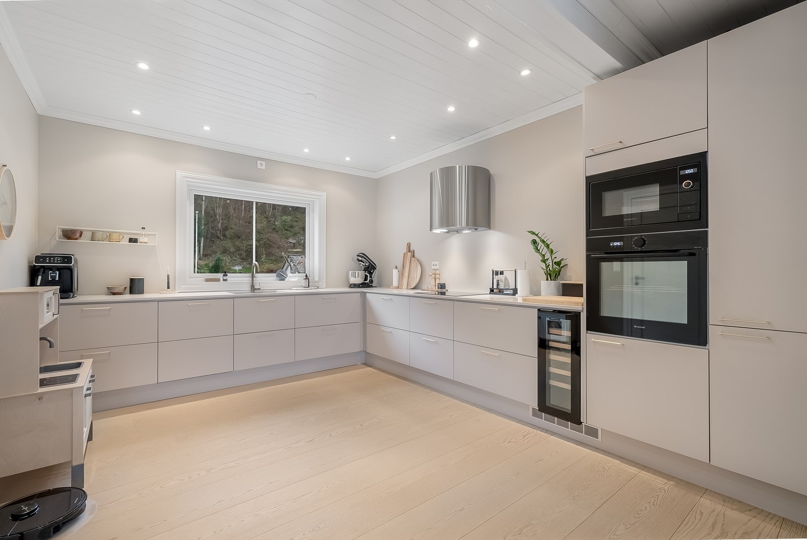 Kjøkkenet har godt med skap- og benkeplass. Planløsningen gir rom for en god arbeidsplass. Galleribilde