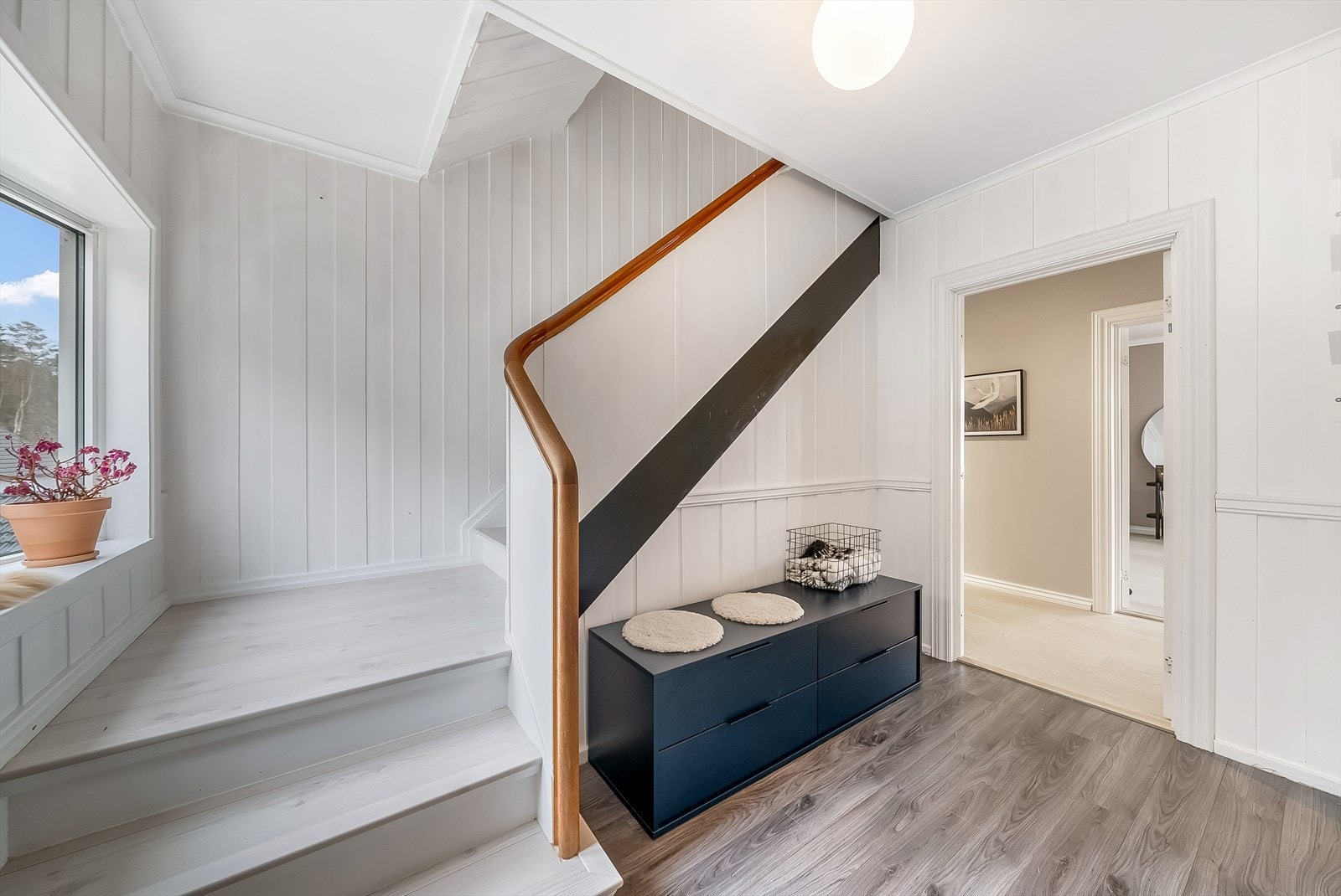 Boligen er pent innredet i lyse og harmoniske fargetoner. Galleribilde